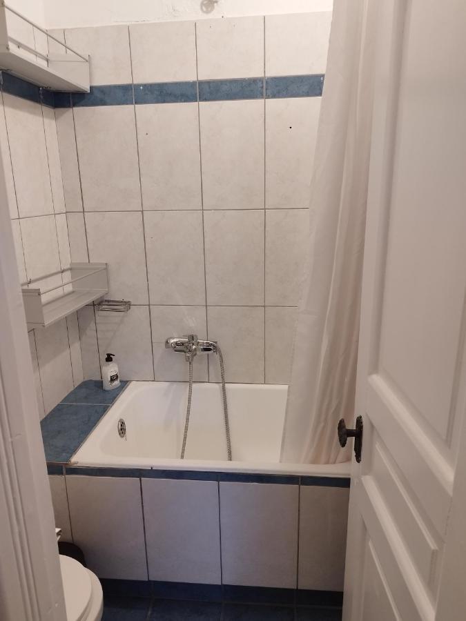 Комната Pilika 4Room With Shared Bath Афины Экстерьер фото